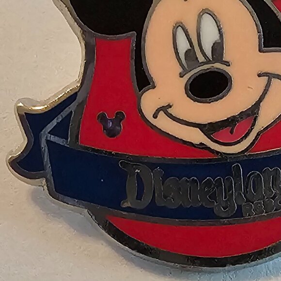 DISNEY Pin Trading ~ Disneyland Resort ~ Crest/Mickey Mouse 1/5 ~ 2012 - Picture 4 of 13